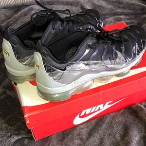 Men’s size 13 Air Vmax